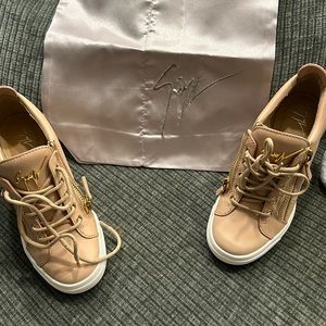 “Give a girl the right shoes, and she can conquer the world”

Marilyn Monroe